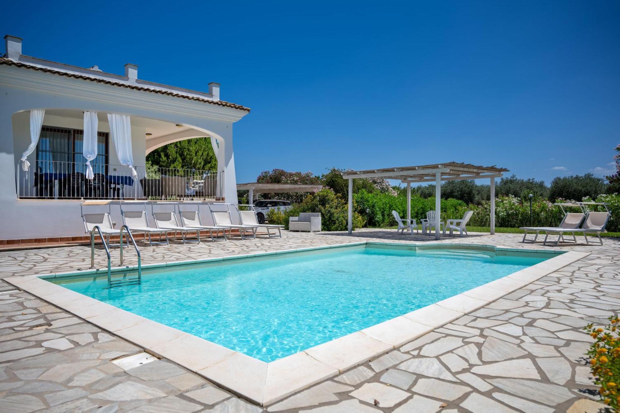 Villa Rafael Con Piscina, Iun P4098 *